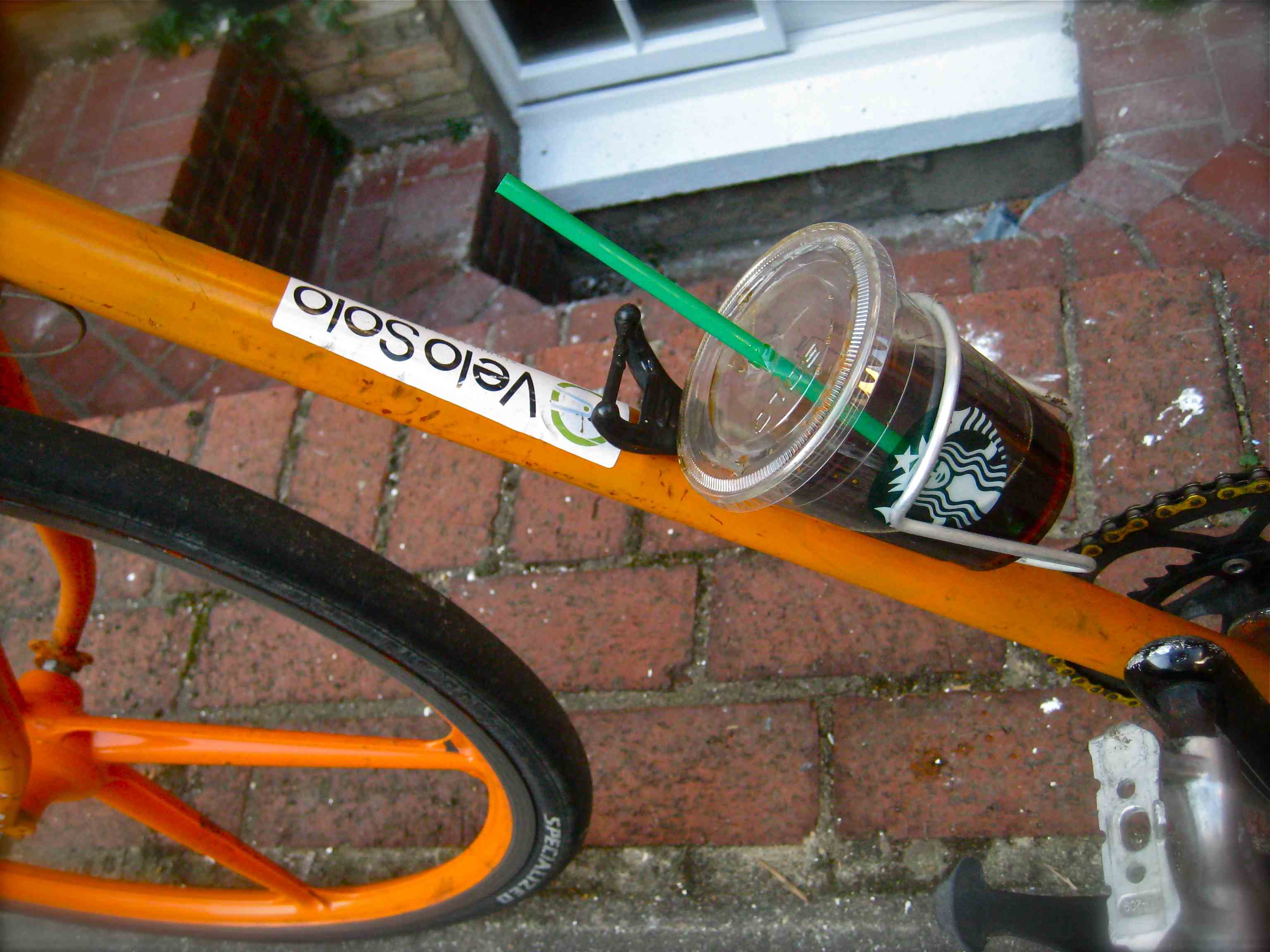 Cupholder win indeed. It turns out that Grande Starbucks cups fit perfectly in my bike water bottle holder. Quelle surprise? Now I can enjoy my Grande Sumatra with sugar-free hazelnut on ice while pedalling... 

In other news I've just returned from Boston, I have a whole host of awesome new food places to write about. Stay tuned.